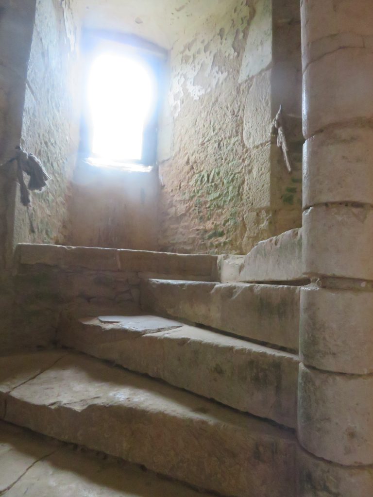 Accès au 1 ier étage - Escalier à vis- avril 2025- Tirage privé.