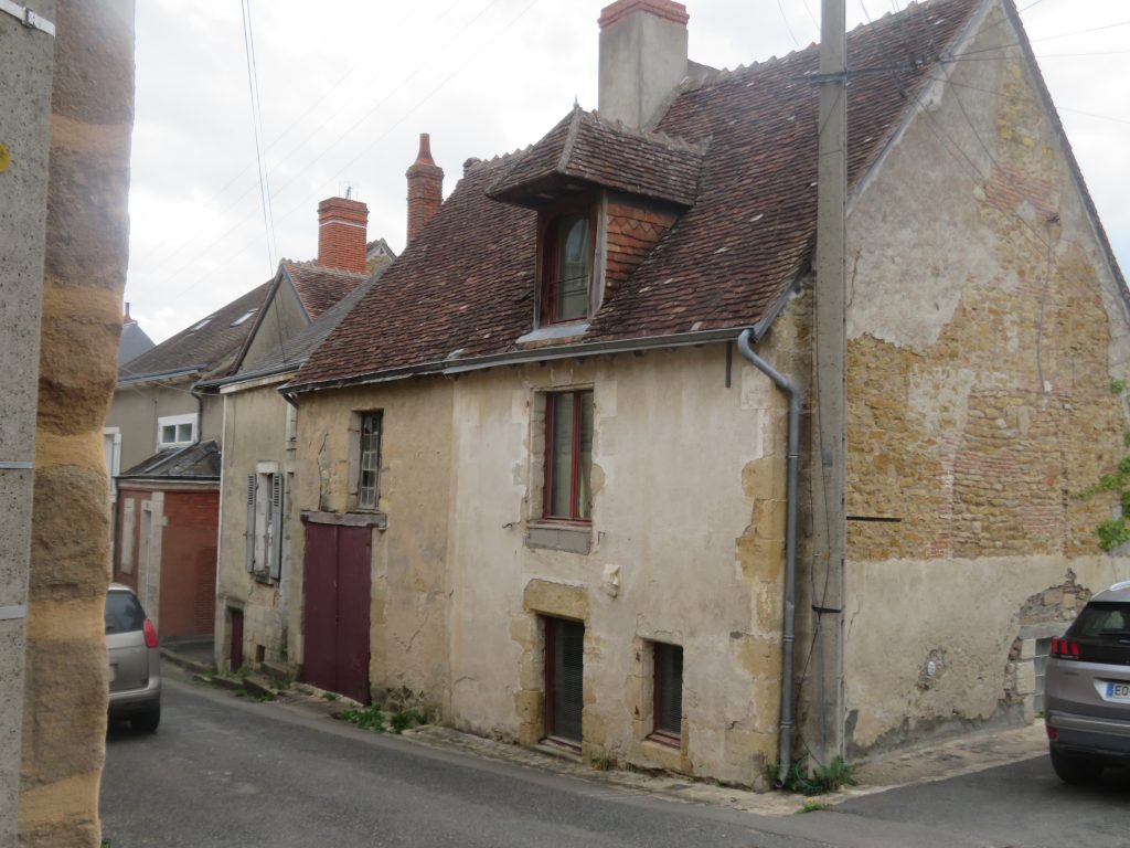 Maison dans rue étroite La Châtre ( Berry) - avril 2025- Tirage privé. 