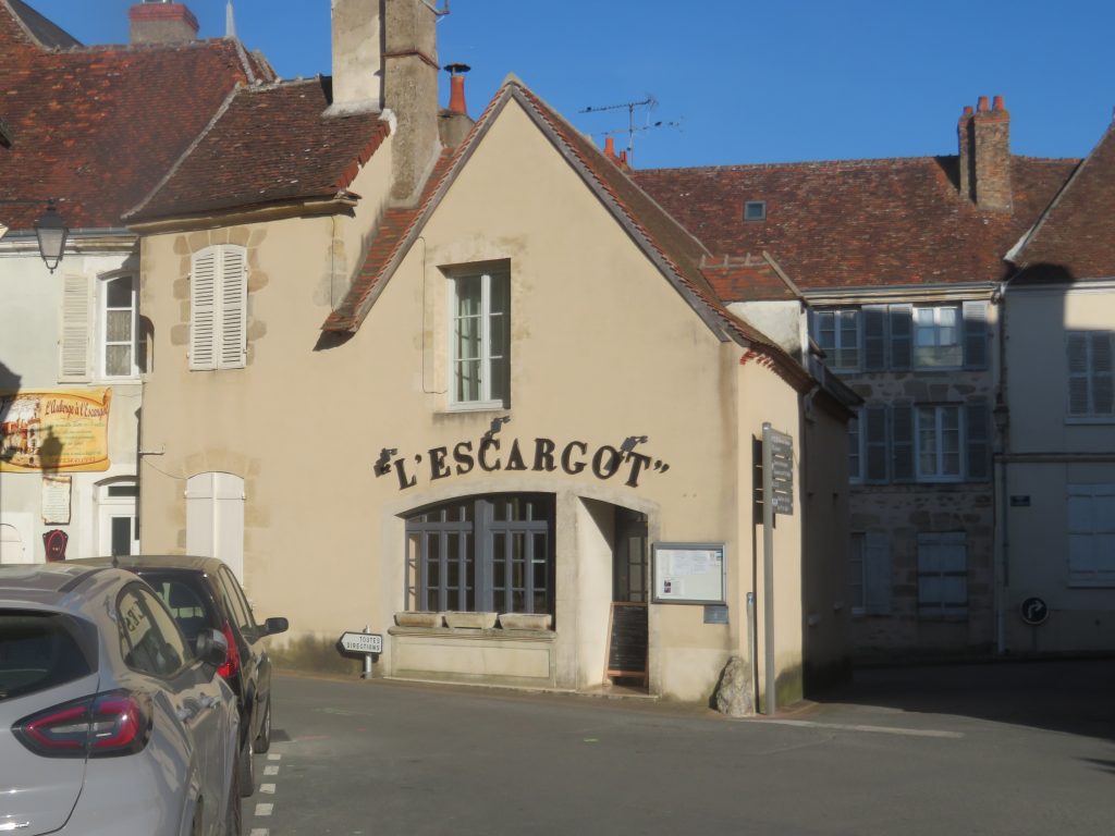 Le restaurant l'Escargot ou Ostel de la tête noire- La Châtre (Berry) - avril 2025- tirage privé. 
