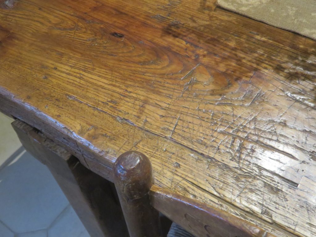 Gros plan sur la table de la cuisine- Tirage privé. 